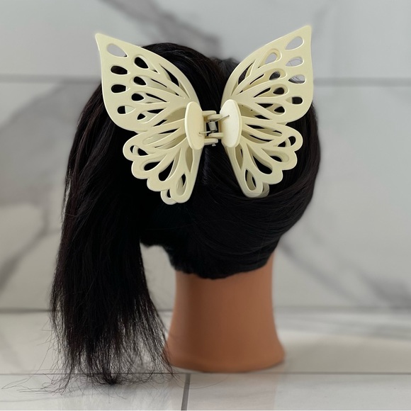 Butterfly hair clip, it is 12cm high and 14cm width - Picture 2 of 4